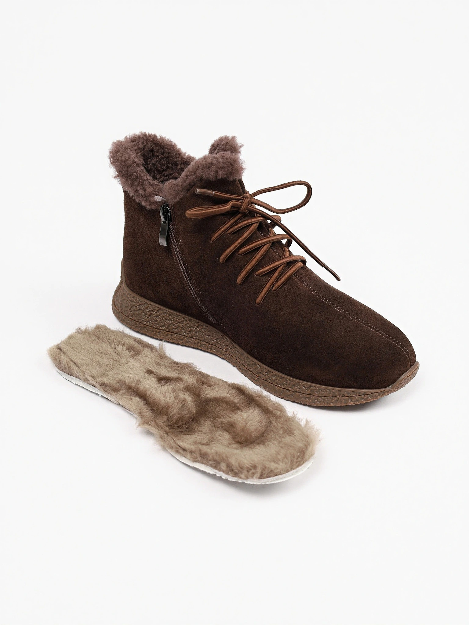 Ботинки коричневого цвета на низкой подошве